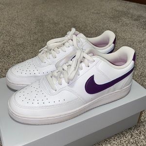Nike size 9.5 women’s shoe